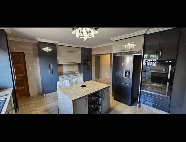 5 BEDROOM HOUSE FOR SALE IN SERALA VIEW